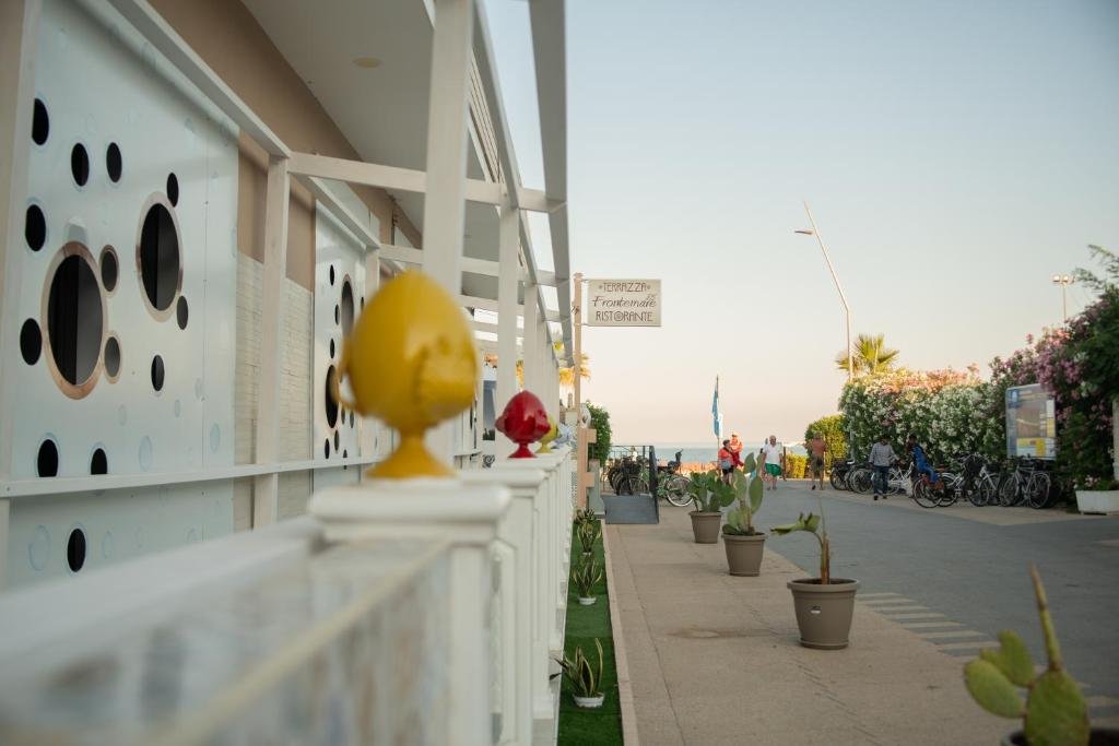 Frontemare 25 Beach Hotel - seafront promenade in Ginosa Marina